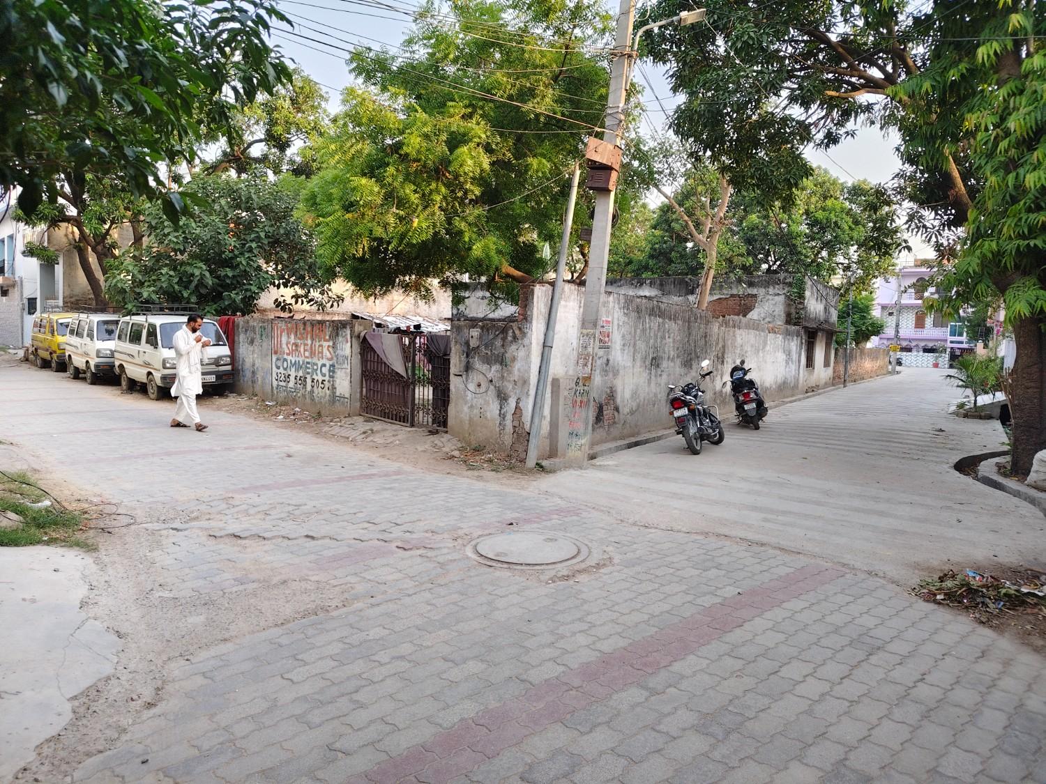 Big plot at kursi road Gaurabagh