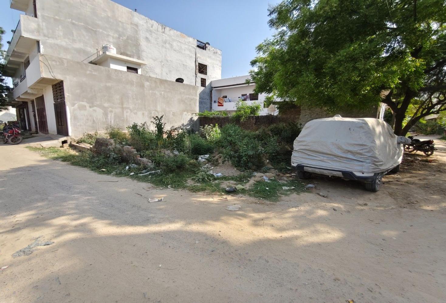 Jankipuram 60 feet road Plot 